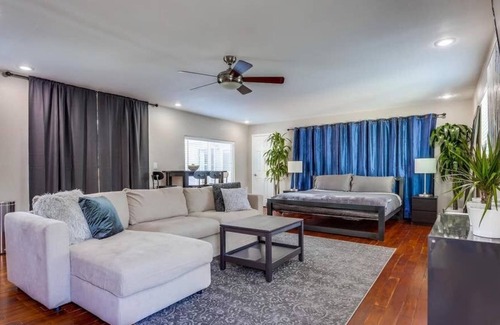 Grant Hill Apartment | Downtown San Diego | King bed | Pool and Hot Tub