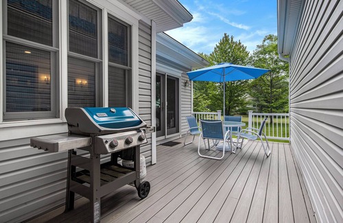 Harbor Springs House | Downtown! Shopping, restaurants and close to ski hills! Sleeps 8.