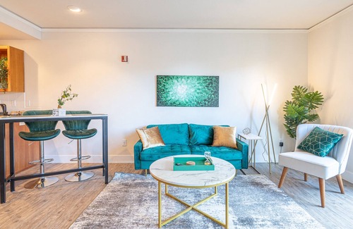 Downtown Eugene Apartment | Downtown! Short walk to U of O! Free Parking!