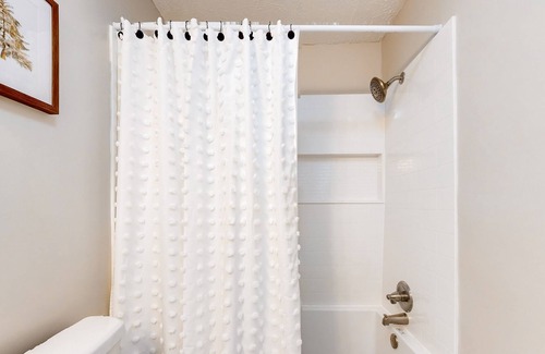 La Follette Apartment | Downtown studio with full kitchen, BBQ area, firepit, fast WiFi, streaming, AC