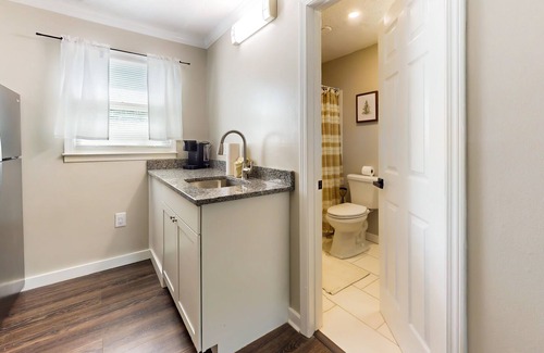 La Follette Apartment | Downtown studio with full kitchen, BBQ area, firepit, fast WiFi, streaming, AC