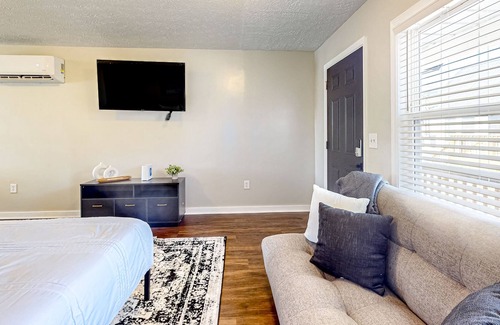 La Follette Apartment | Downtown studio with full kitchen, firepit, BBQ area, fast WiFi, streaming