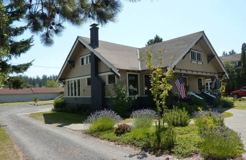 Friday Harbor Apartment | Downtown Suite! (Farmer's Suite)