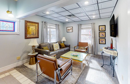Eureka Springs Historic District Villa | Downtown suite with central air conditioning, WiFi - near everything