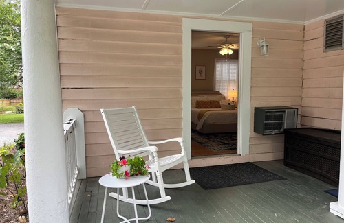 Summerville Historic District Apartment | Downtown Summerville Historic District Studio