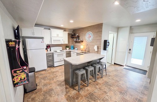Tahlequah House | Downtown Tahlequah! Amazing Patio, Walkable to Restaurants/Bars, Wi-Fi +n