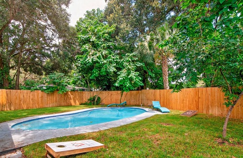 East Tampa House | Downtown Tampa Pool Home | Yard Games | Free Wifi