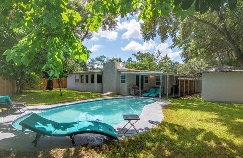 East Tampa House | Downtown Tampa Pool Home | Yard Games | Free Wifi