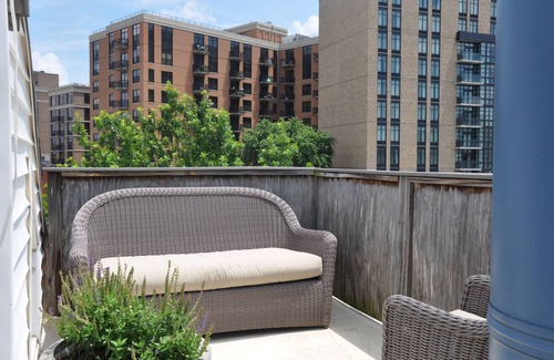 Mount Vernon Square House | Downtown Townhouse Roofdeck Convention Center Subway Parking