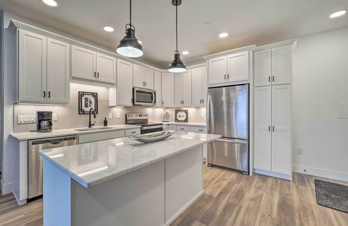 Traverse City Condo | Downtown Traverse City Condo < 1/2 Mi to Beach!