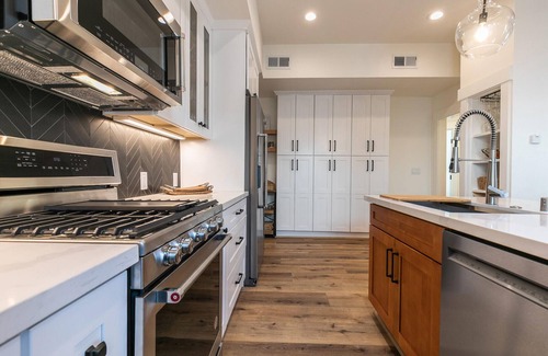 Truckee House | Downtown Truckee Luxury 6-bedroom house in Truckee. Spacious and Walkable!