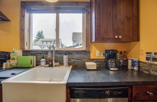 Hough House | DOWNTOWN Vancouver Bungalow. Near PDX & Downtown Portland. Vintage Charm!