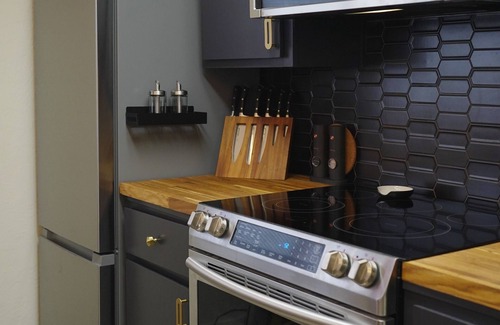 Vacaville House | Downtown Vaulted Luxe Haus-near Napa. Walk Downtown. Pet-Friendly!