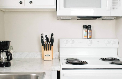 Montgomery Apartment | Downtown Vibes | Cozy 1BR Pet-Friendly Stay