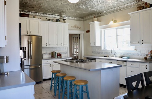 Central Colorado Springs House | Downtown Victorian Home, Large Group Space, 5BR, 7 Parking Spots, Pet Friendly!