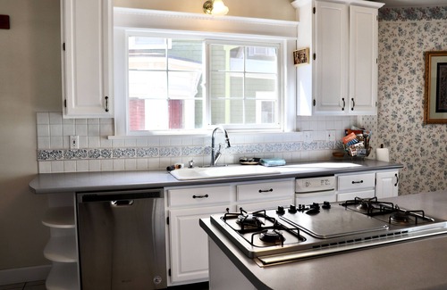 Central Colorado Springs House | Downtown Victorian Home, Large Group Space, 5BR, 7 Parking Spots, Pet Friendly!