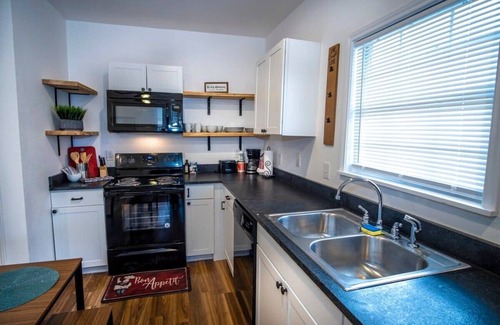 Nevada Street Apartment | Downtown View Cozy 2BR/1BA Home Sleeps 8
