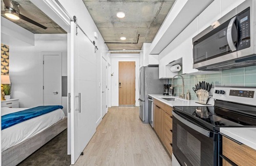 Rio Grande Apartment | Downtown views! Amazing pool/gym/hottub Luxury apt