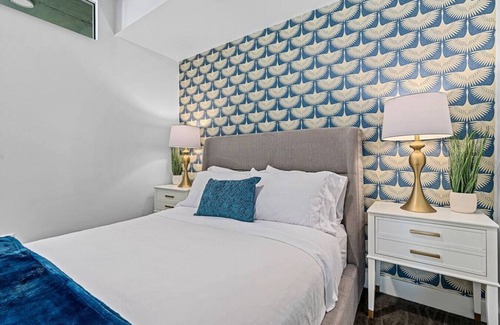 Rio Grande Apartment | Downtown views! Amazing pool/gym/hottub Luxury apt