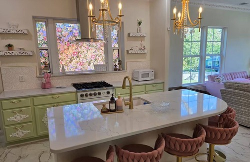 Denison House | Downtown Vintage Fairytale Home w/Juliet Balcony