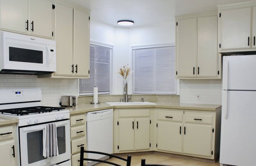 Riviera - Westchester House | Downtown Westchester with 2 en-suites