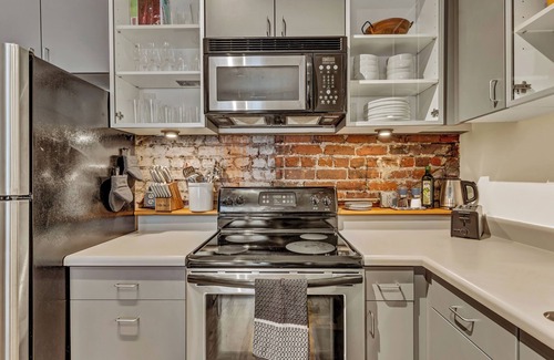 Old City Apartment | Downtown Zen Den: Homecoming weekend open to book