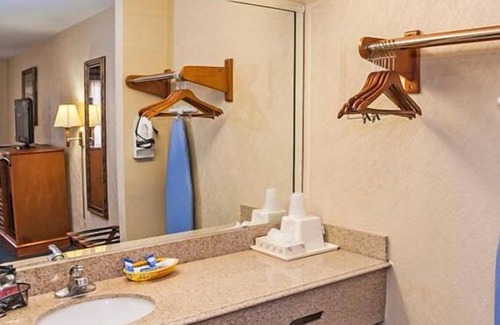 Southeast Houston Hotel | Downtowner Inn and Suites Hobby
