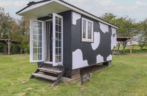 Woodbridge Cottage | DOZY DOTTY (COW SHED 4), pet friendly, with a garden in Campsea Ashe