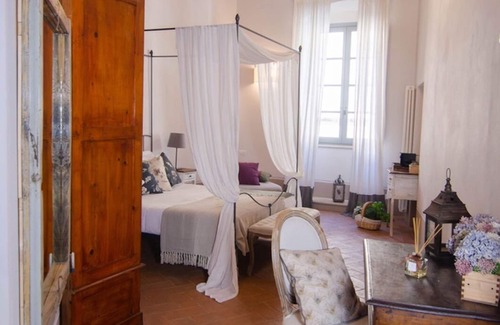 Montepulciano Apartment | Dragoncello Suite with four-poster bed