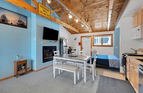 Higgins Lake House | Dragonfly Lodge of Higgins Lake: Escape to the Woods & Enjoy Fall's Beauty!
