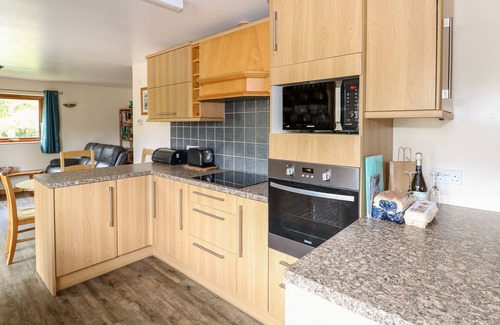 East Dereham Cottage | DRAGONFLY LODGE, pet friendly, country holiday cottage in Whinburgh