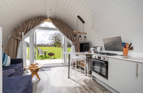 Irstead Apartment | Dragonfly - sleeps 2 guests in 1 bedroom
