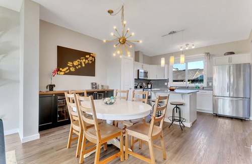 Southwest Edmonton House | Drake - 4 Bdrms, Central AC, Gas BBQ, Garage