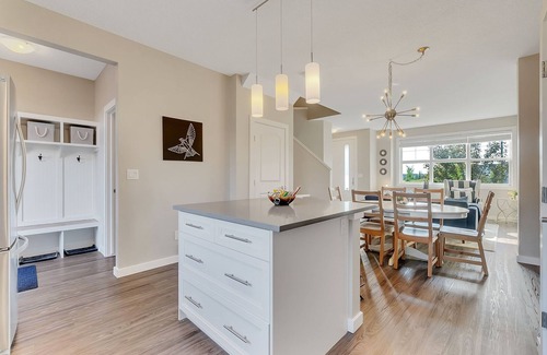 Southwest Edmonton House | Drake - 4 Bdrms, Central AC, Gas BBQ, Garage