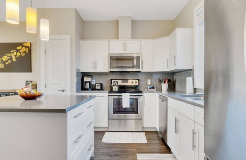 Southwest Edmonton House | Drake - 4 Bdrms, Central AC, Gas BBQ, Garage