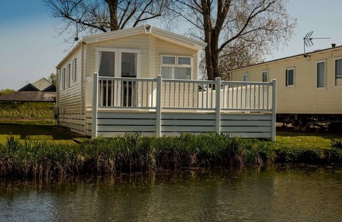 South Cerney House | Drakes View, dog friendly and on the edge of Mallard Lake
