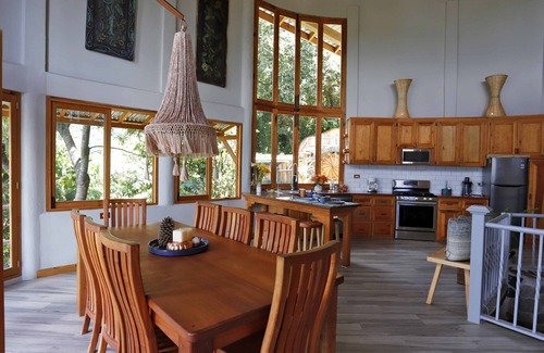 Pasajcap House | Dramatic new home, close to center, STUNNING views! Now with Starlink Internet!