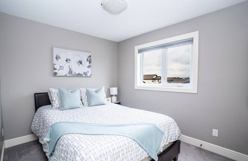 Regina House | "Dream" 3 Bdrm with garage! Airport 5 mins away!