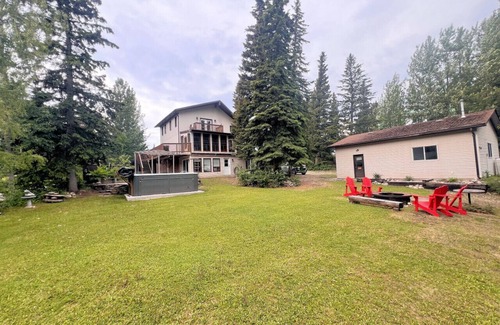 Jasper East House | Dream 4-Br 4-Ba | Private Pool & Hot Tub | 2-min DRIVE to Jasper National Park