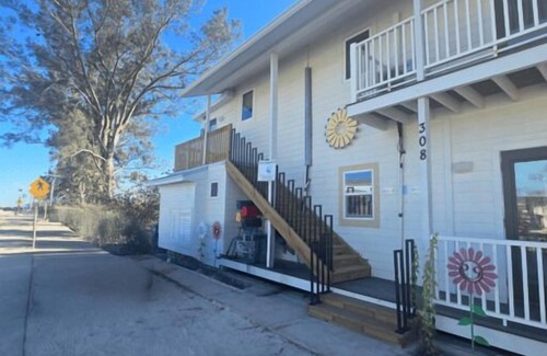 Bradenton Beach Cottage | "Dream boat" Beach Front Island Rental With Amazing Views
