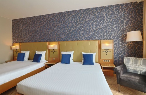 Magny-le-Hongre Hotel | Dream Castle Hotel