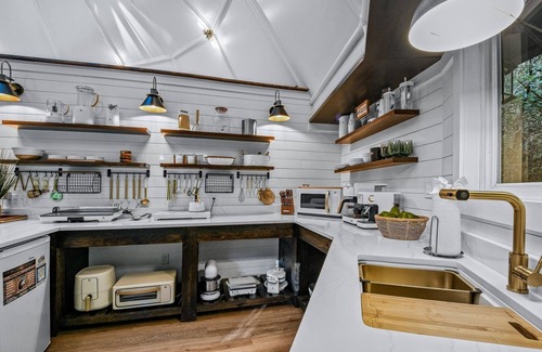 Townsend House | Dream Catcher (1-Bedroom Home) - Pets Allowed by RedAwning