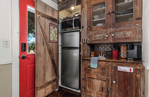 Fredericksburg Cabin | Dream Catcher, Hot tub, Fire Pit, Pet stay Free