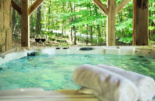 Lac-Superieur Ski Chalet | Dream Chalet with Spa & Fireplace – Lake Access, Pool & Sports Courts Included