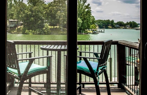 Moneta House | Dream Come True. Book now for Thanksgiving! Fenced Yard for your dogs!