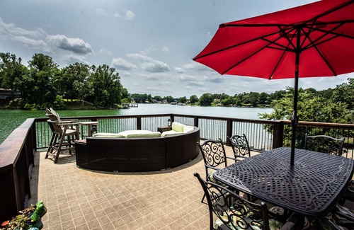 Moneta House | Dream Come True. Book now for Thanksgiving! Fenced Yard for your dogs!