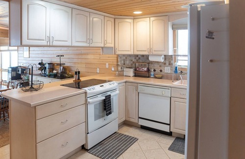Lake City Cottage | Dream escape 5-bedroom LAKEFRONT Cottage for families & groups