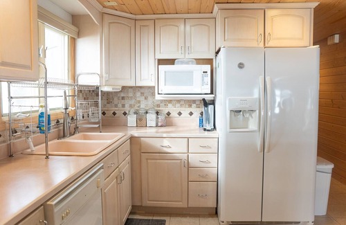 Lake City Cottage | Dream escape 5-bedroom LAKEFRONT Cottage for families & groups