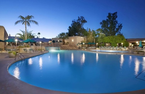 South Scottsdale Resort | Dream Getaway! 2 Spacious Units, 5 Pools, Spa, Short Drive to Phoenix Zoo!