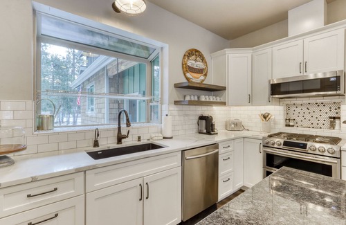 Oregon Water Wonderland House | Dream on the Deschutes River with private sauna, game room, & massage chairs